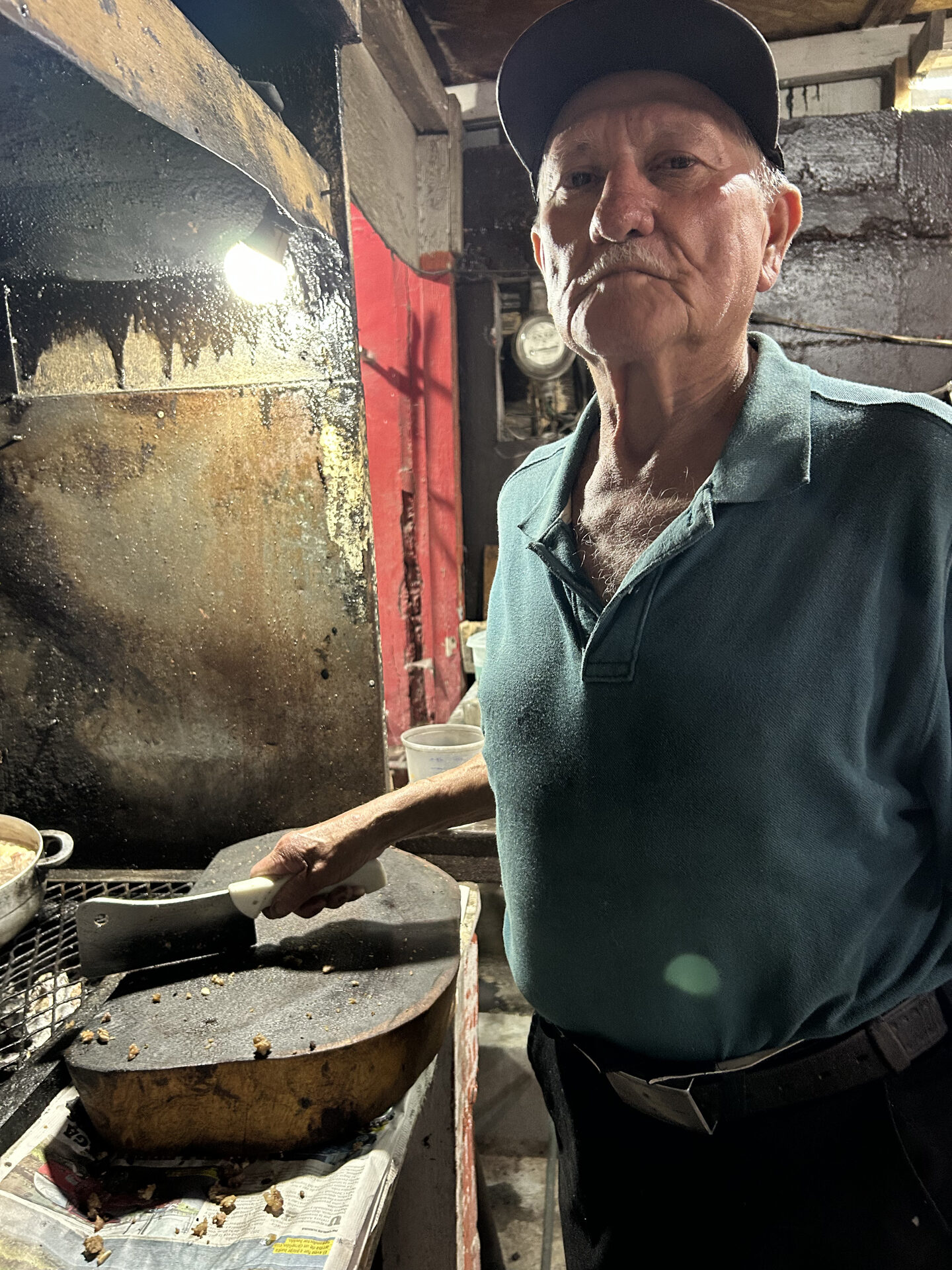 Cocinero de Tacos Ochoa preparando la receta familiar
